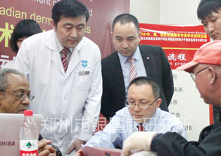 国外资深权威专家和我院刘长江主任一起现场联合会诊一位银屑病患者